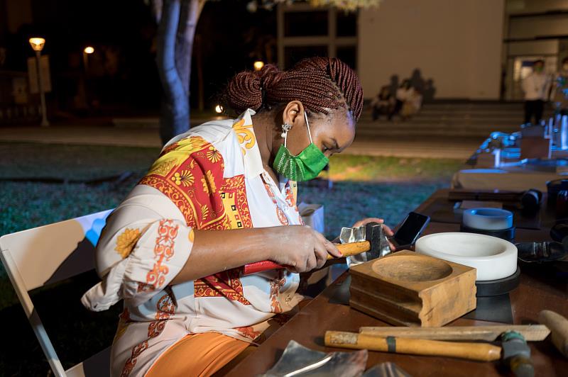 史瓦帝尼王國大使館冉內莉．班貝一等秘書體驗金工活動