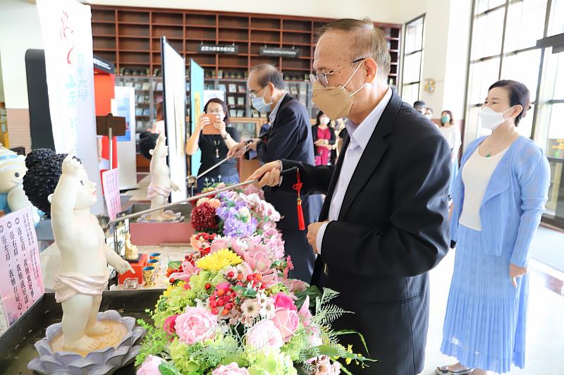 南華大學圖書館舉辦「靜心抄法語」活動，並結合宗教所舉辦感恩浴佛，林聰明校長浴佛祈福。