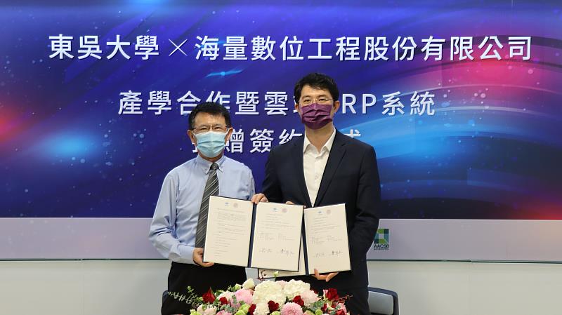 東吳大學潘維大校長(左)及海量數位工程洪弘毅執行長(右)進行雲端ERP軟體捐贈簽約儀式