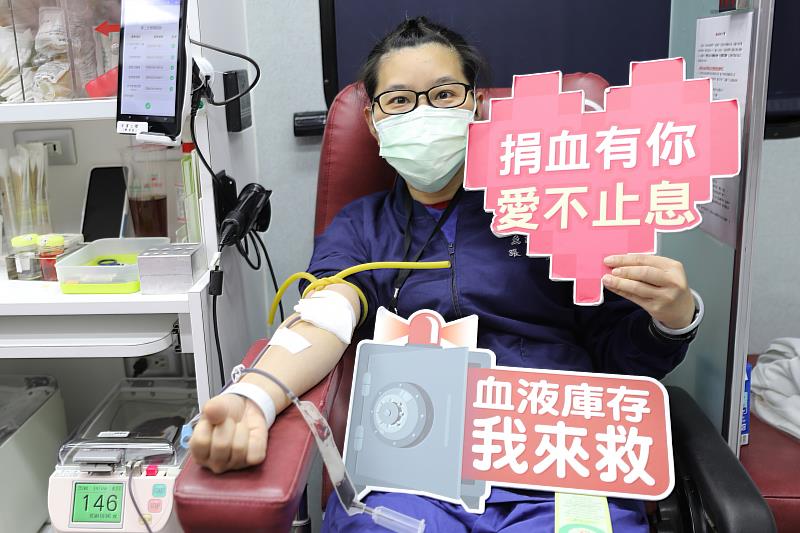 在急診防疫第一線服務的副護理長張雅雯表示，第一次來捐血，經驗也不錯，不僅可以幫到人，自己也覺得很開心。