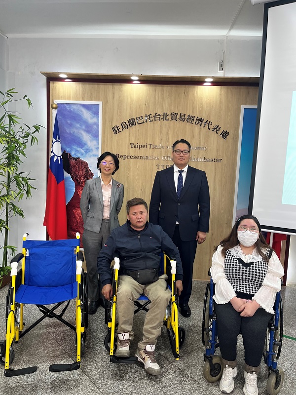 臺灣駐蒙古代表處羅代表靜如、蒙古身障協會會長TAMIR.E及受贈人士合影。