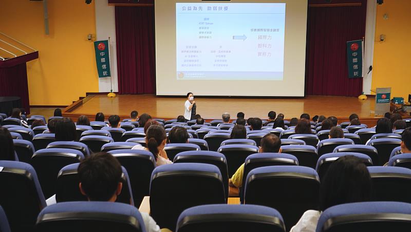 中信金融管理學院舉辦校園參觀日，吸引全台灣超過百位的學生及家長報名參加，提早體驗「國際‧智慧‧金融‧家」的校園魅力。(中金院提供)