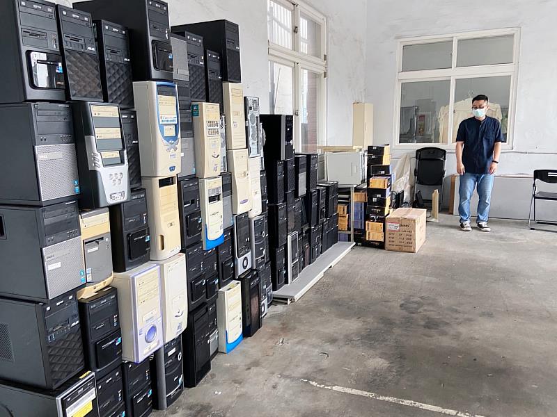 臺東林區管理處捐贈了93組汰換電腦主機及螢幕等資訊財產。
