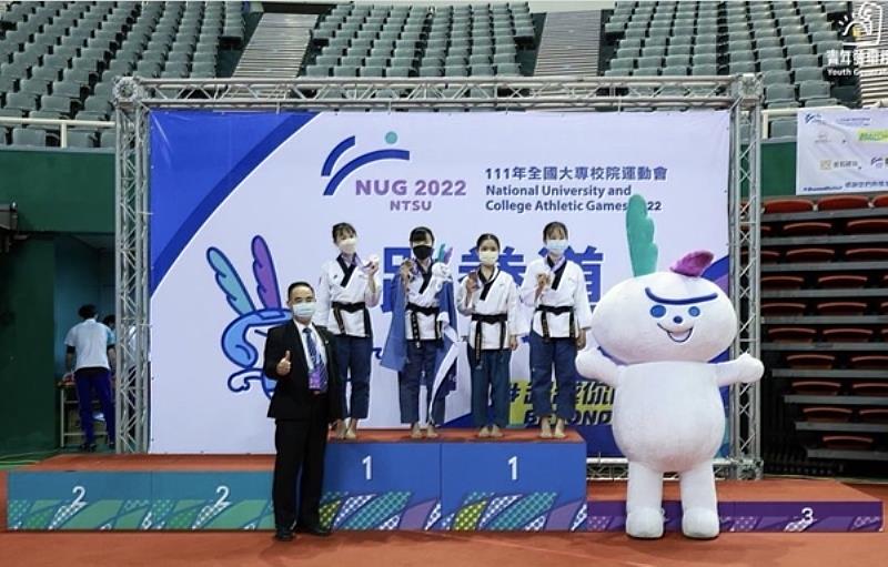 南臺科大張宜靜選手(上排左三)參加一般女生組跆拳道品勢個人組勇奪銅牌。