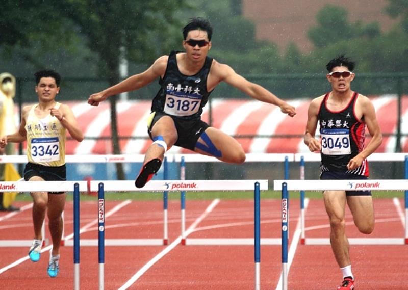 南臺科大姚博薰選手(中)參加一般男生組田徑400公尺跨欄榮獲冠軍。