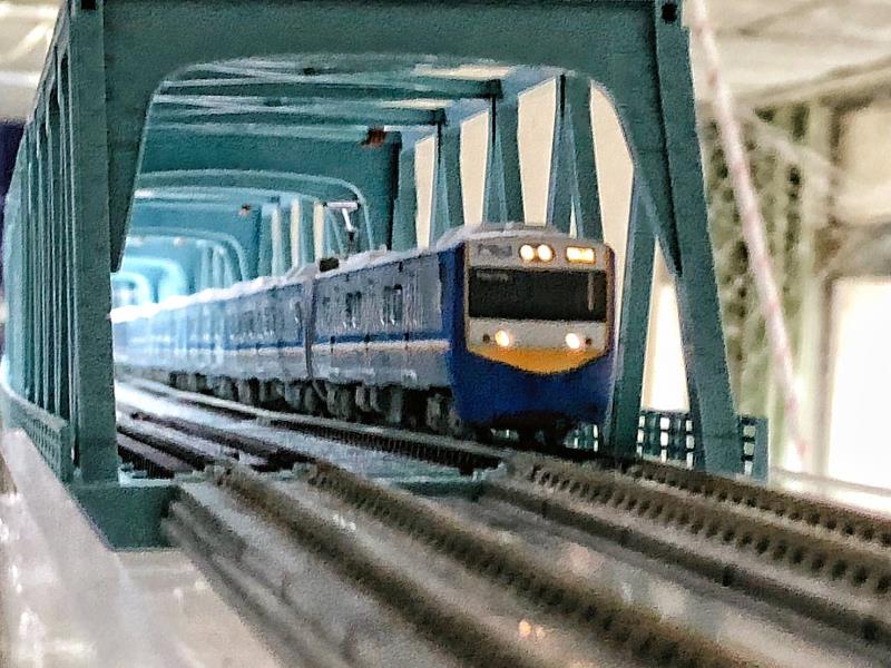 兩公尺長的高架鐵橋場景，用以說明不同的軌道土建特性，為本鐵道觀光模擬教學系統的特色之一。