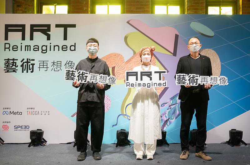 (左起) 剪紙藝術家吳耿禎、排灣族母語創作歌手阿爆 ABAO、攝影家兼畫家姚瑞中。