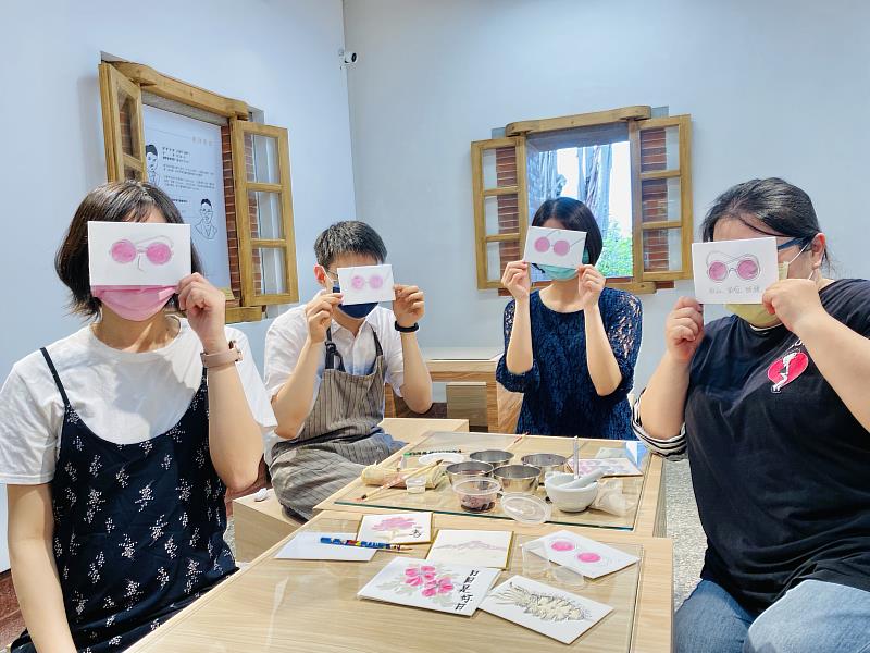 淡古駐村藝術家佘心婷（右1）利用桑葚與調膠融合出粉紅色，DIY畫出木下常配戴的墨鏡款式。