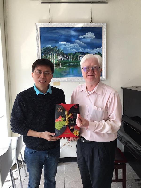 中華大學前企管系主任蔡明春（左），是戴耀賽碩士論文的指導教授，不僅在課業上給他許多啟發，還親自帶隊率領學生徹頭徹尾地改造慢飛兒庇護工廠，讓慢飛兒咖啡銷量因此大增。