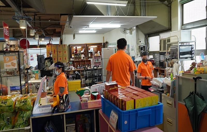 慢飛兒庇護工場目前共有19位中度和輕度的身障朋友，透過生產和販售各式商品來維持收入。