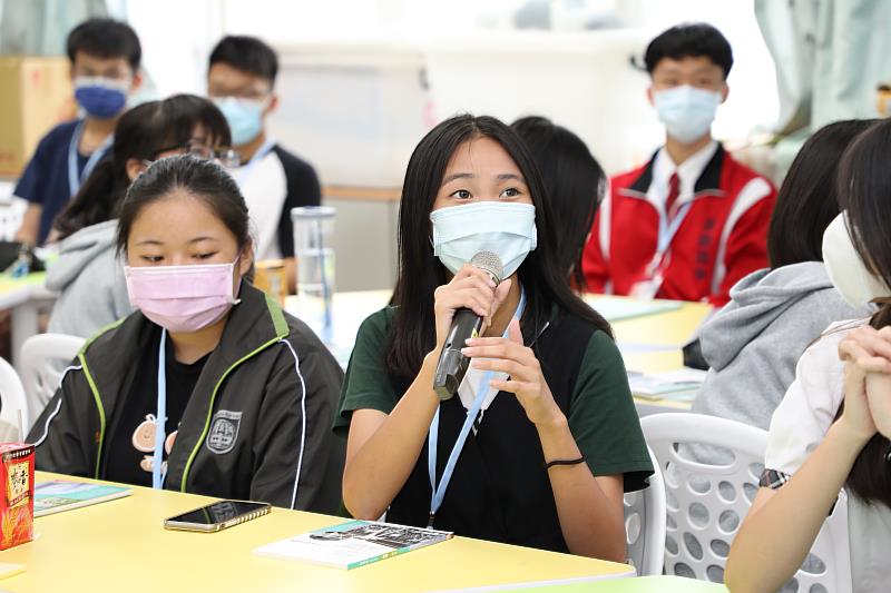 嘉義縣首場校園自治培力工作坊！高中生積極發問翁縣長參與學運經驗
