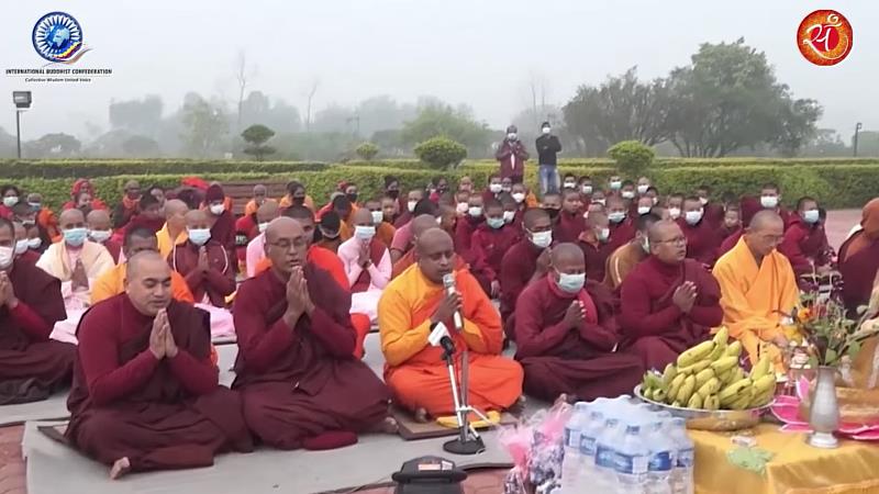 佛教徒在尼泊爾藍毗尼摩耶夫人寺區，共同唱誦經文慶祝衛塞節。（圖由國際佛教聯邦提供）