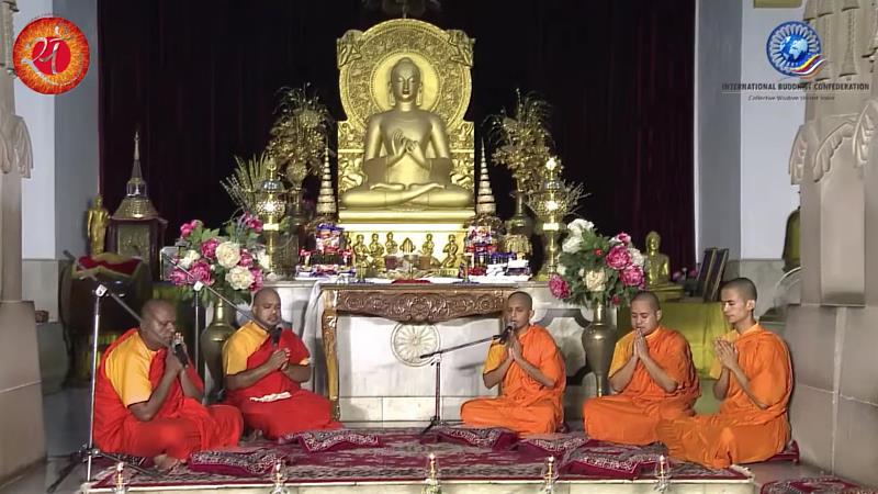 僧侶們在佛教聖地鹿野苑牟拉甘陀底庫寺誦經祈福。（圖由國際佛教聯邦提供）