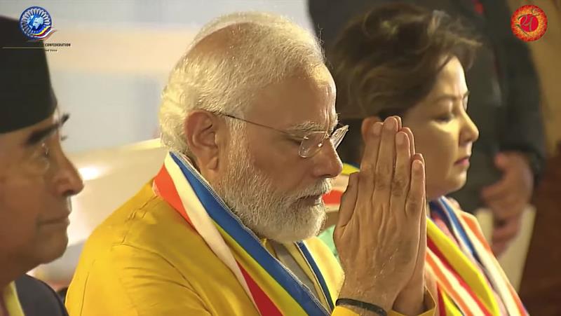 印度總理莫迪在衛塞節慶典上祝禱。（圖由國際佛教聯邦提供）