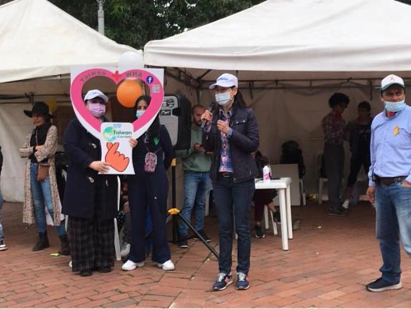 駐哥倫比亞代表桂志芸應邀向現場參與市民家庭日園遊會的民眾說明臺灣爭取參與國際組織的訴求。