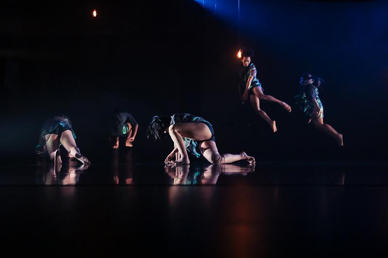 TAI身體劇場與印尼艾可舞團共製的節目《Ita》於2022台灣國際藝術節（TIFA）首演（照片提供：國家兩廳院，攝影：李佳曄）