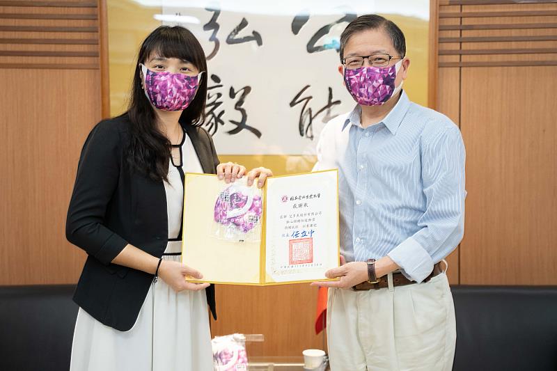 艾一科技股份有限公司營運長呂詩虹贈送北商大6000片「PTFE薄膜」口罩，任立中校長回贈感謝狀。