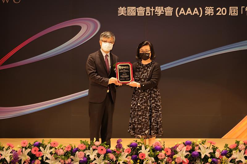 （政大提供）/ 教育部政務次長劉孟奇(左)代頒「管理會計終身貢獻獎」獎項予吳安妮講座教授，表達對國際學術頂尖研究者的榮耀尊崇。