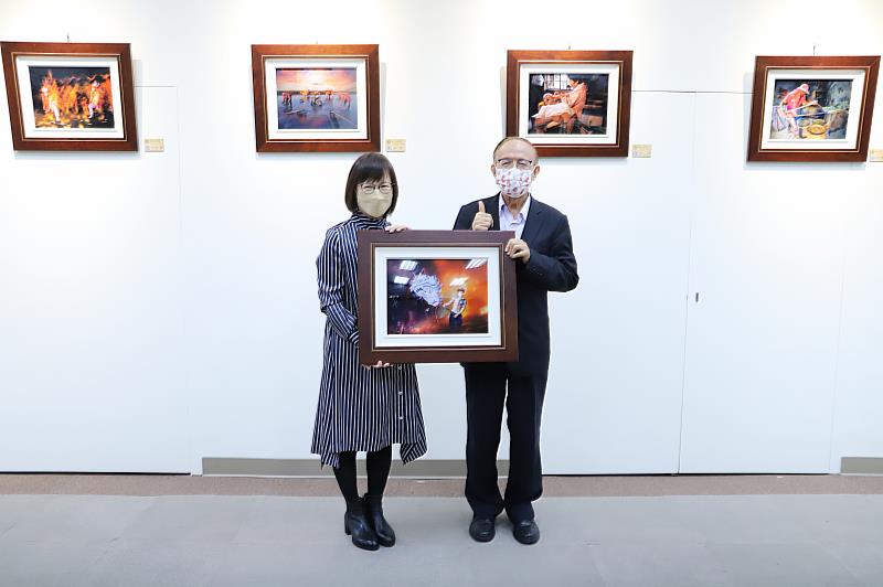 南華大學舉辦「百工樣態-鄭瓊芬台灣人文紀實攝影展」，鄭瓊芬老師(左)致贈20幅作品予南華大學。右為林聰明校長。
