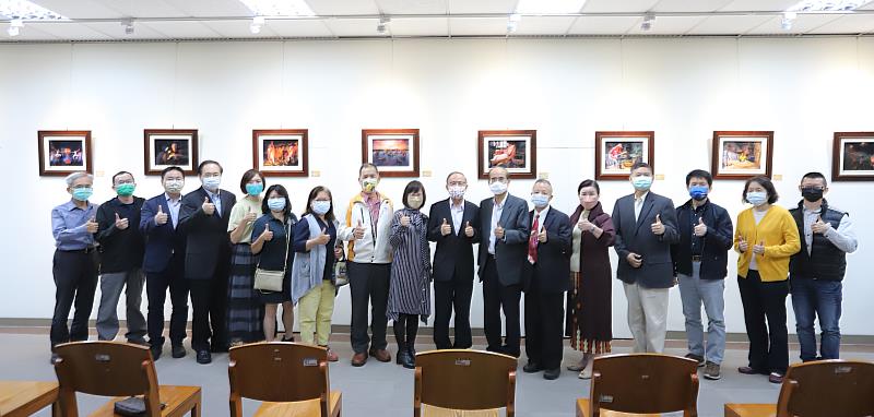 南華大學舉辦「百工樣態-鄭瓊芬台灣人文紀實攝影展」，開幕式貴賓合影留念。