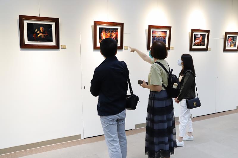 南華大學舉辦「百工樣態-鄭瓊芬台灣人文紀實攝影展」，實體與線上同步展出，展出至6月2日。