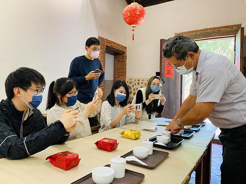 淡水古蹟博物館邀請茶業職人王茂林（右1）在程氏古厝開「淡水茶金之秘」體驗課程，讓民眾在品茶中認識茶金的故事。