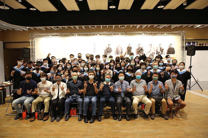 朝陽建築系歷屆畢業校友已超過220人取得國內建築師資格，其中亦有校友取得日本及法國建築師執照在海外執業，表現十分出色。