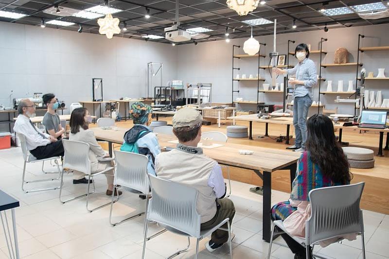 國內知名自學團體展賦教育參觀華梵大學陶瓷3D列印工坊。