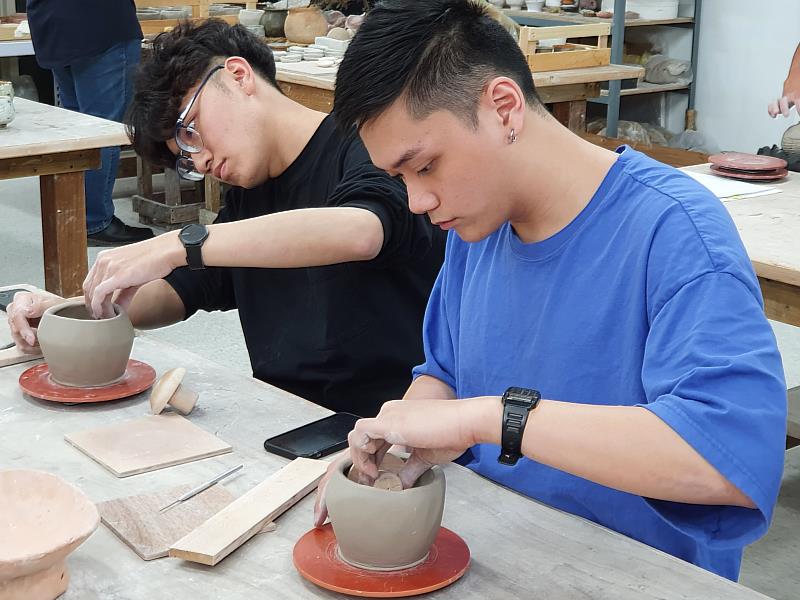 華梵大學共有30餘個主題工坊，提供學生專題式學習。圖為學生在陶藝教室手捏茶碗。