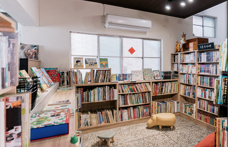 新竹玫瑰色二手書店店內有寬敞舒適的親子閱讀空間，不定期辦理童書繪本閱讀活動