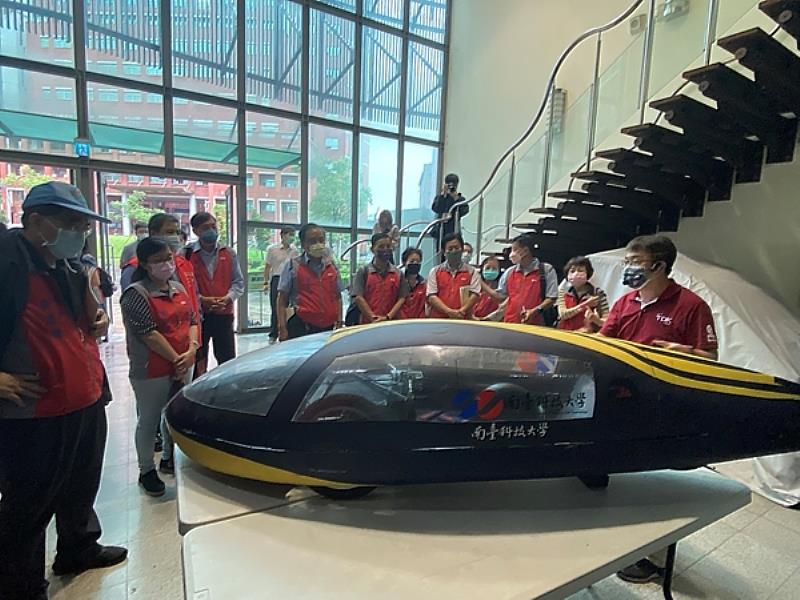 南臺科技大學機械工程系張崴縉教授導覽「氫燃料電動車」活動情形。