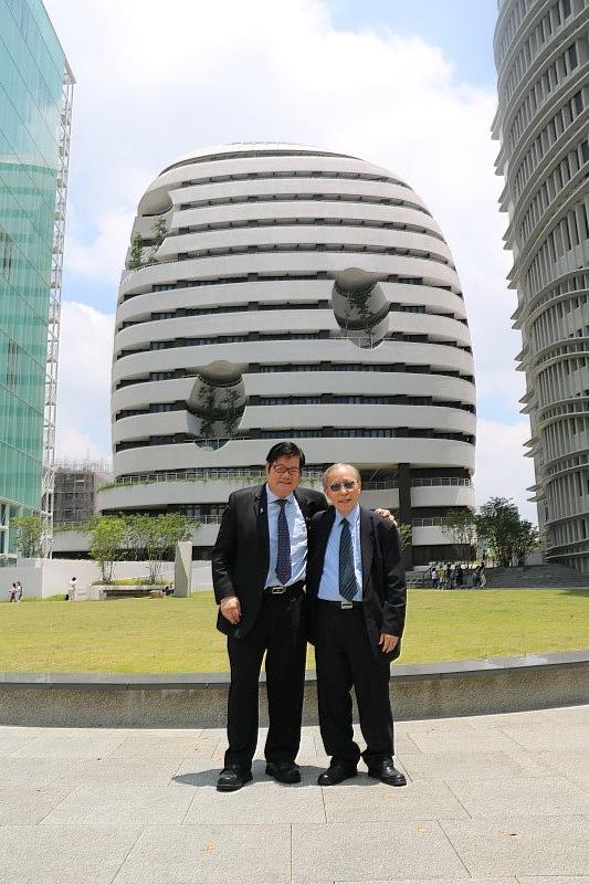 許重義講座教授與中醫大校長洪明奇院士在醫學科學研究領域惺惺相惜.