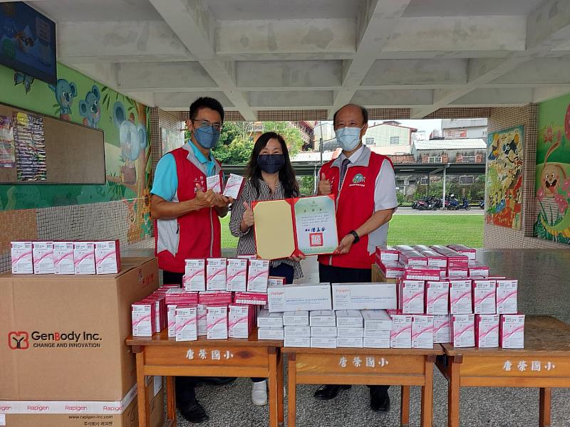 公私協力防疫更給力- 屏東縣蘭馨國際交流協會捐贈屏東縣學校快篩試劑