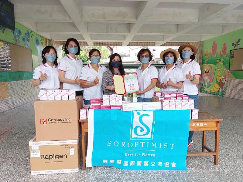 公私協力防疫更給力- 屏東縣蘭馨國際交流協會捐贈屏東縣學校快篩試劑