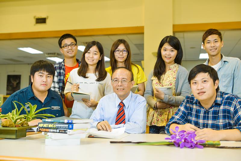 南華大學林聰明校長與學生互動零距離。