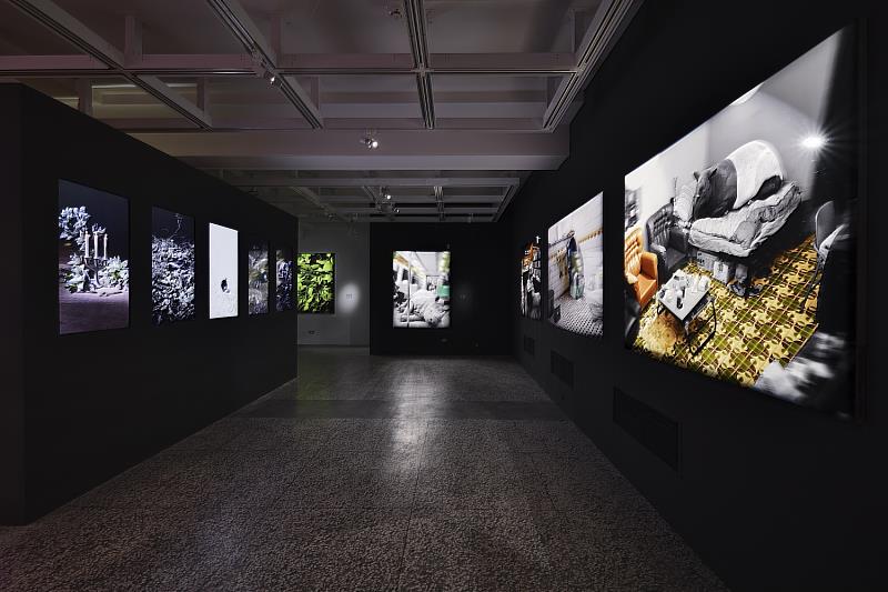 （展場照）「鏡像・映像」參展作品涵蓋多元媒材於展場中交會呈現，展現臺灣當代影像藝術豐沛的創作能量。