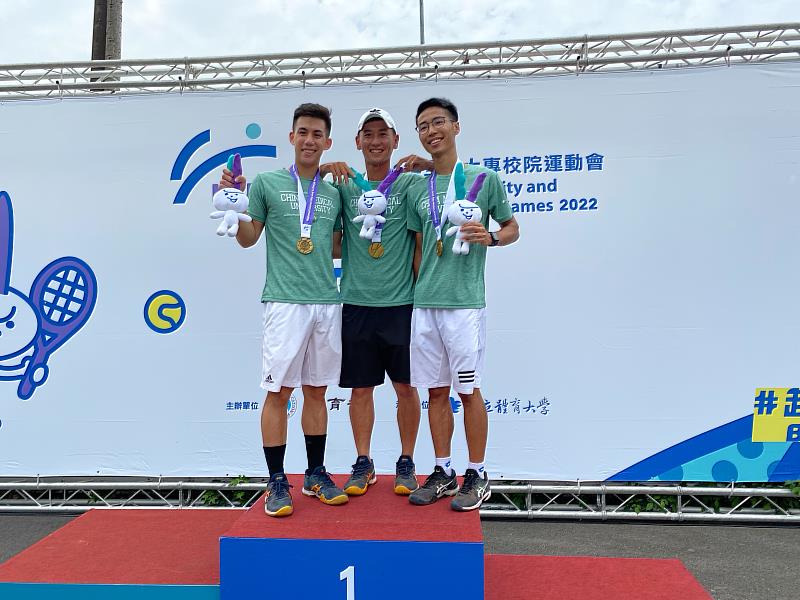 本校在網球項目一般組男生雙打勇奪冠軍，由左至右為林威漢選手、洪崇祐教練、李庭旭選手。