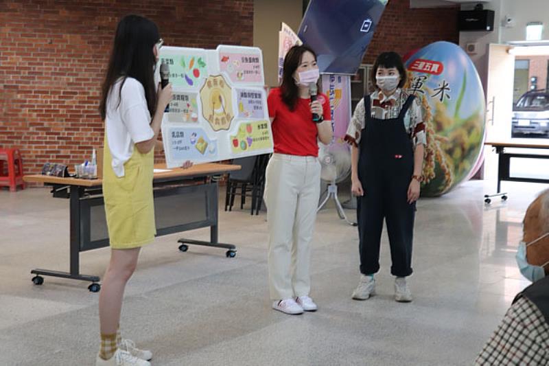 圖二：透過宣導健康餐盤及口腔保健等資訊，使年長者能藉此導正過往錯誤的飲食及口腔保健之觀念