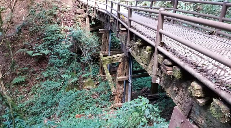 本次將整修老舊橋樑的木造結構，提供山友更安全的登山環境