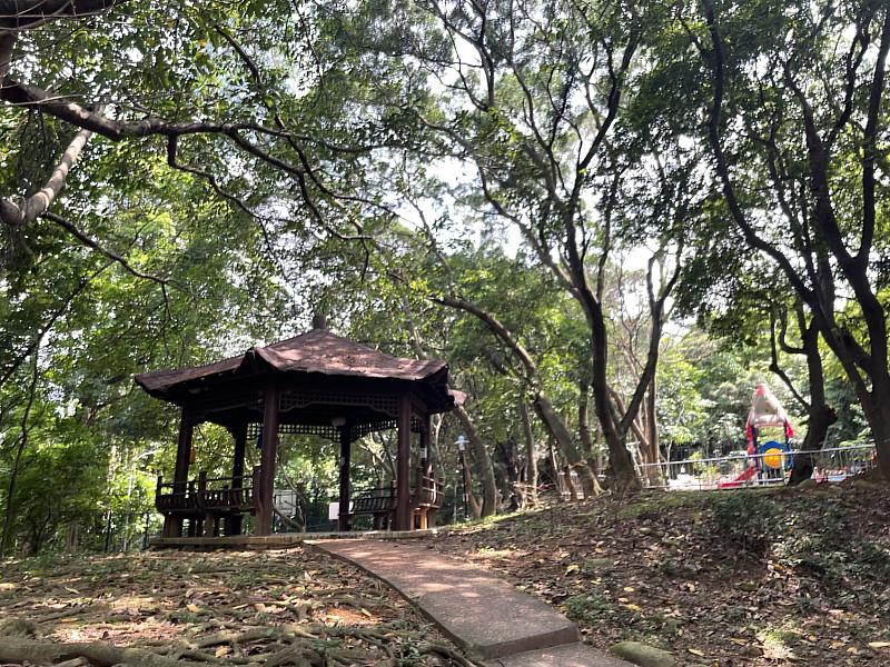 公園內設有休憩亭等設施為市民的停留點