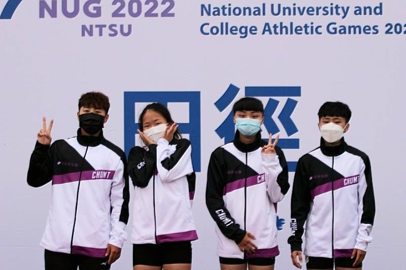 中華醫大選手廖苡辰、林羿君、陳佳妤、郭瓊筠（左起）在全大運一般女子組400公尺接力刷新紀錄