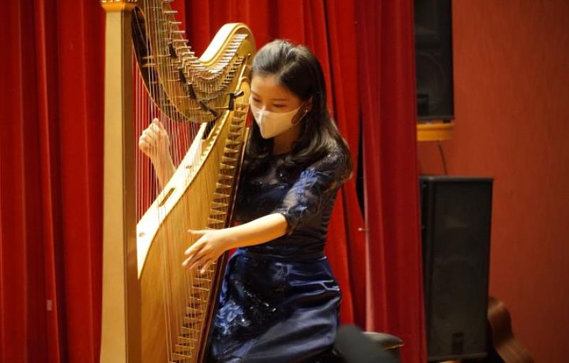 中華大學觀光學院國際觀光與酒店管理3+1雙學位學程的周宜潔，表演中國豎琴箜篌獨奏《樓蘭》與《清明上河圖》等曲目。