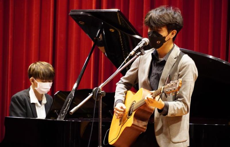 中華竹詩愛樂首席音樂家黃映融，演奏獨立創作編曲《和你一樣孤寂的星星》。