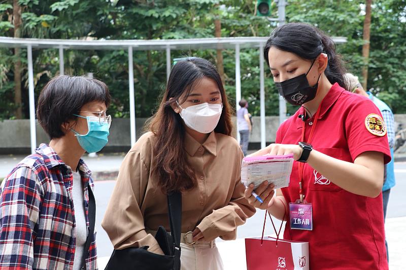 圖二：翠谷薪傳人於校園各處提供親切五星級導覽，獲得家長及考生一致好評