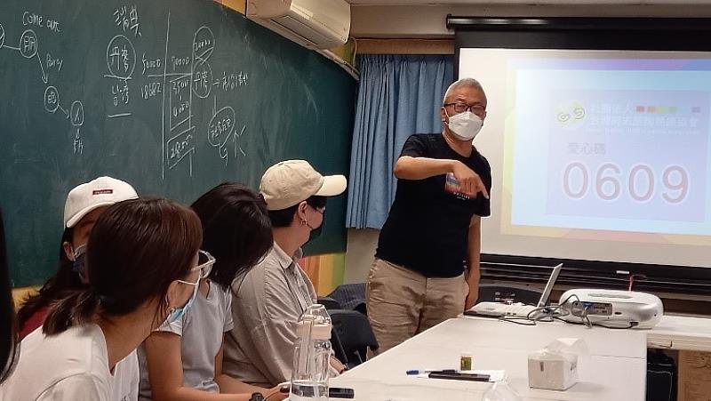 東華大學同學參訪臺灣同志諮詢熱線協會進行交流。