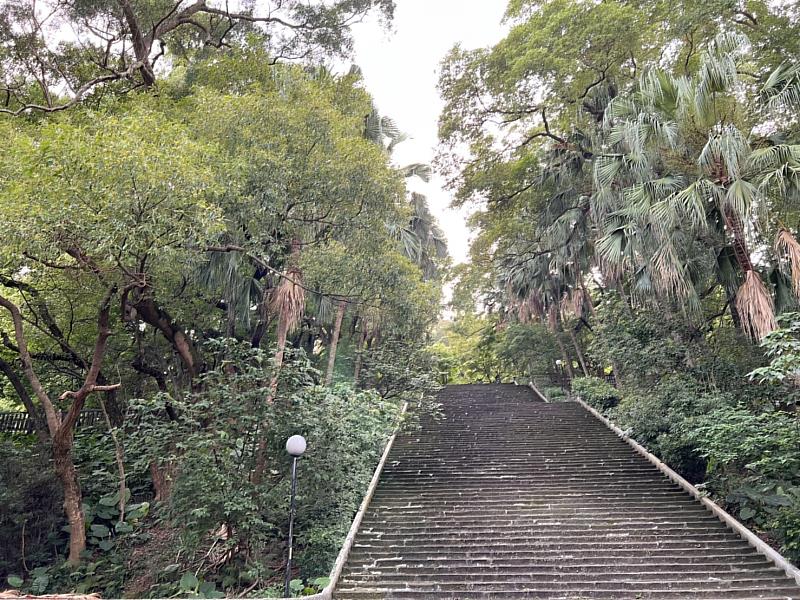 泰山辭修公園 - 綠樹成蔭，林相原始豐富，幽靜怡人，入口處253級石階梯可通往山頂
