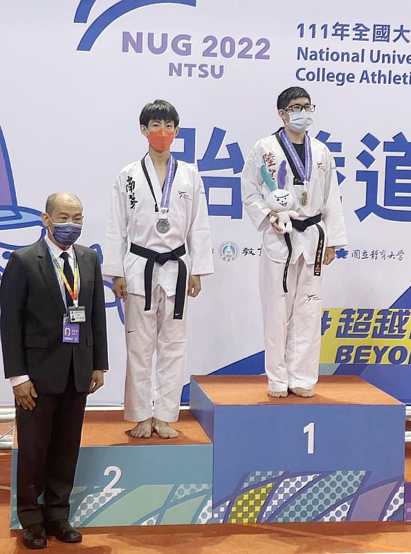 南華大學生死系三年級的王景虤同學(中)榮獲全大運跆拳道隊打一般男生組58公斤級「銀牌」。