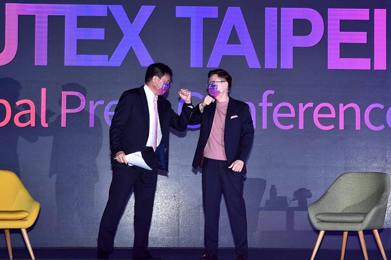 2. 外貿協會董事長黃志芳(右)與台北市電腦公會理事長彭双浪(左)出席COMPUTEX全球記者會，以「全球科技產業的數位韌性」為題進行座談會。