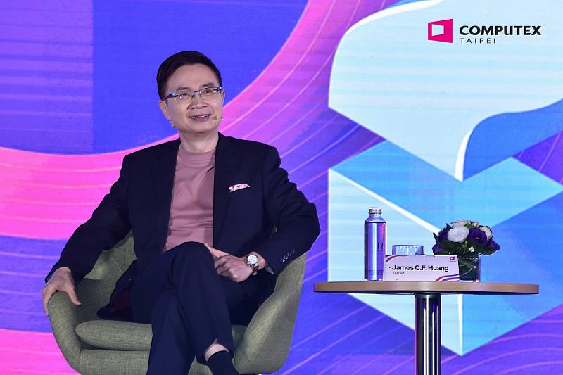 4. 外貿協會董事長黃志芳表示 COMPUTEX 在快速變動的局勢下擁抱數位轉型浪潮，攜手全球科技廠商解鎖未來趨勢。