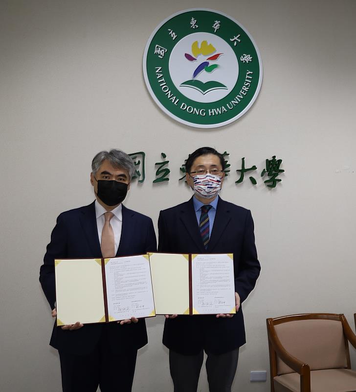 東華大學與友達光電合作備忘錄簽署，由校長趙涵捷及林恬宇副總經理代表簽署。